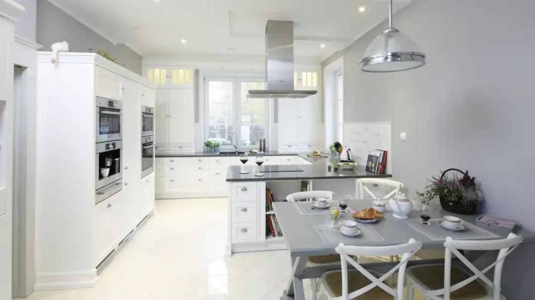 Jak połączyć kuchnię z salonem i jadalnią, by zyskać przestronność i styl?