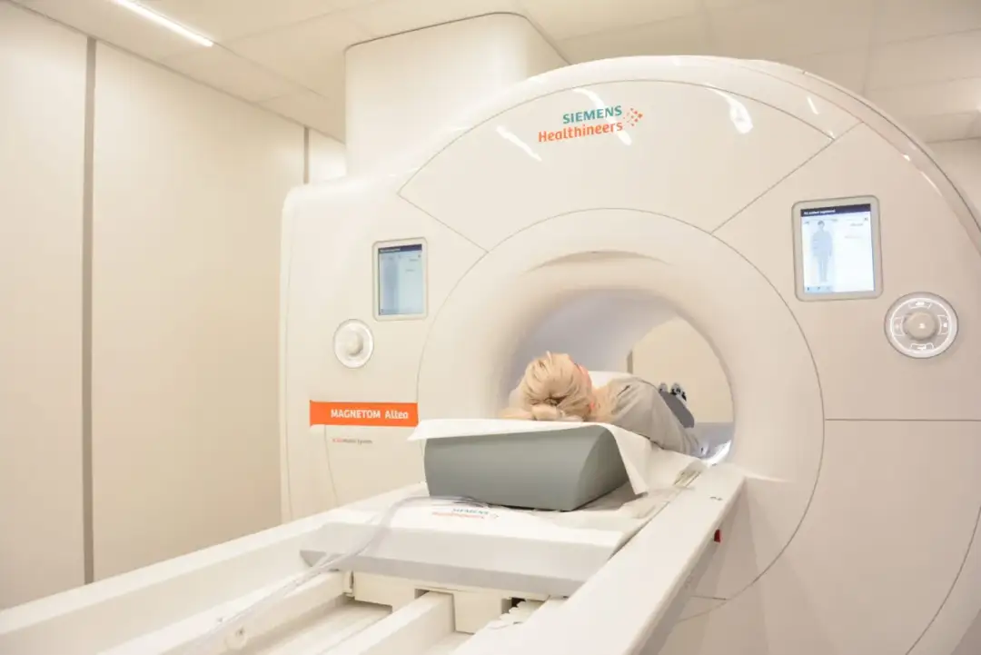 Jak wygląda aparat do rezonansu magnetycznego i czy warto się go bać?