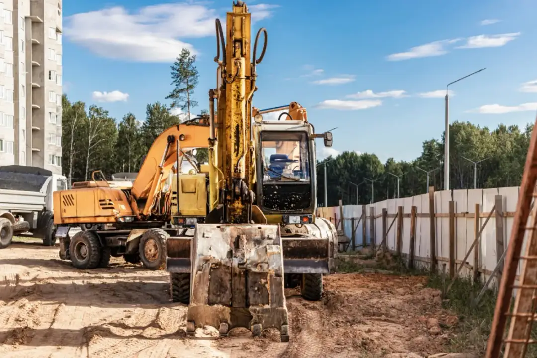 Wypożyczalnia maszyn budowlanych - dlaczego coraz więcej firm wybiera wynajem zamiast zakupu?