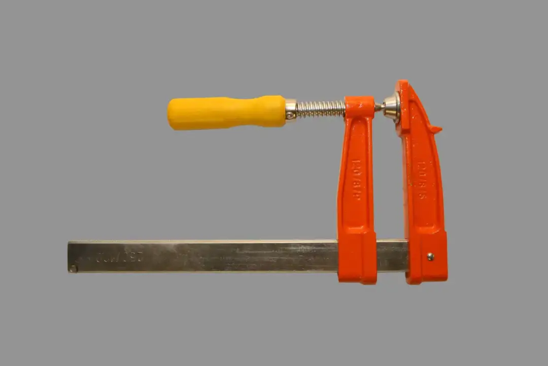 Rodzaje profesjonalnych ścisków stolarskich oraz ich zastosowanie w obróbce drewna