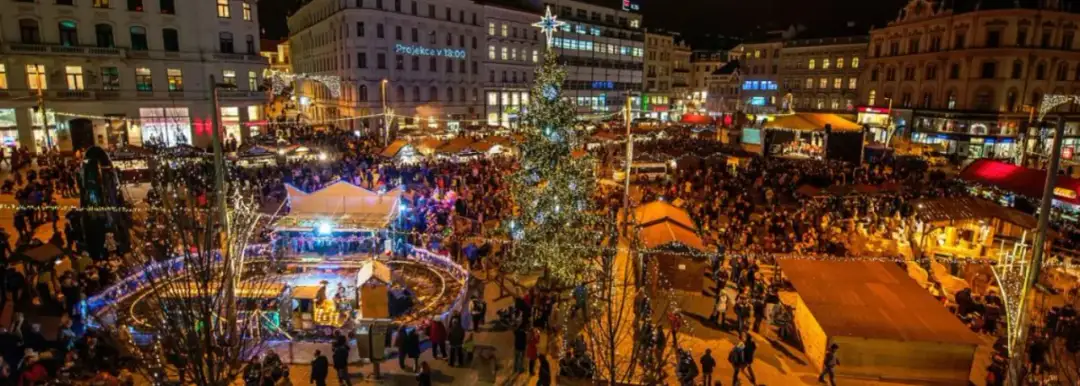 Jarmark świąteczny w Brnie: magiczne atrakcje i smaki Czech