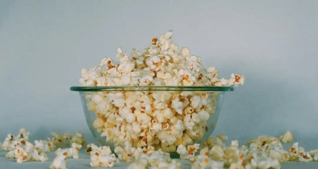 Czy pies może jeść popcorn: Wszystko o bezpiecznym podawaniu przekąski