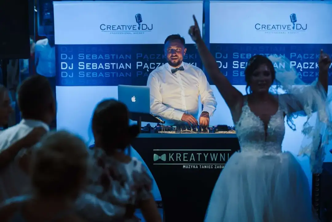 Ile kosztuje DJ na wesele? Sprawdź stawki i uniknij przepłacania!