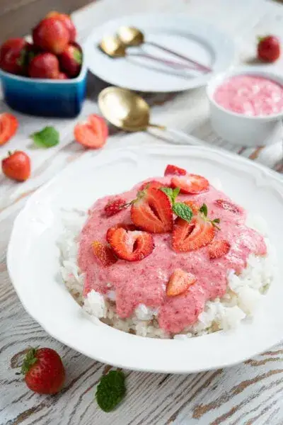 Kultowy deser z dzieciństwa: ryż z truskawkami jak w przedszkolu