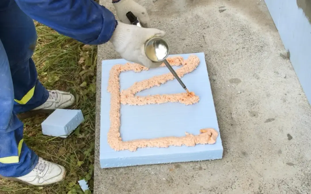 Pianoklej – kiedy warto wybrać klejenie w piance zamiast tradycyjnej zaprawy?