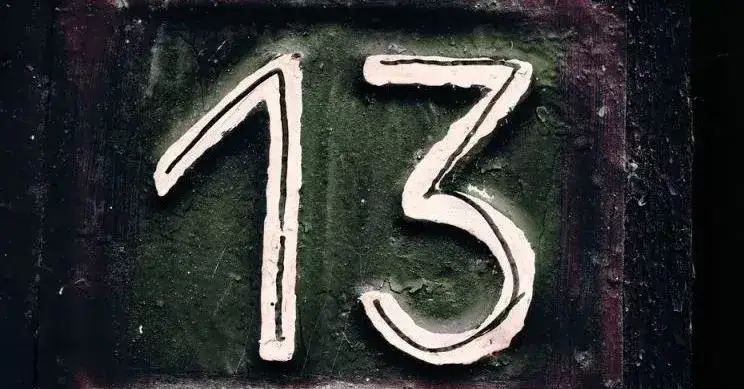 Liczba 13: jakie ma znaczenie w kulturze, religii i przesądach?