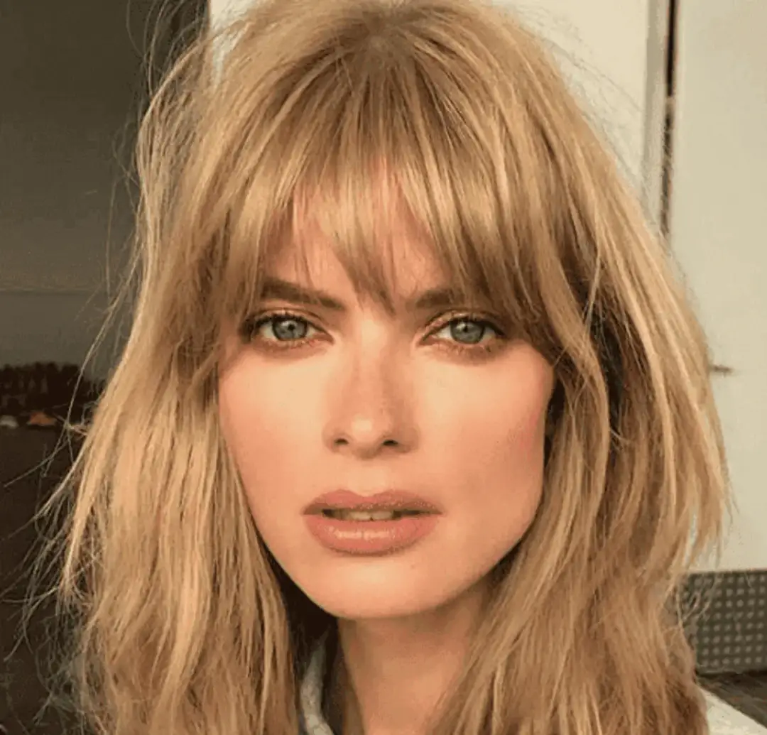 Jak dobrze ułożyć grzywkę: najlepsze techniki, które zaskoczą każdego