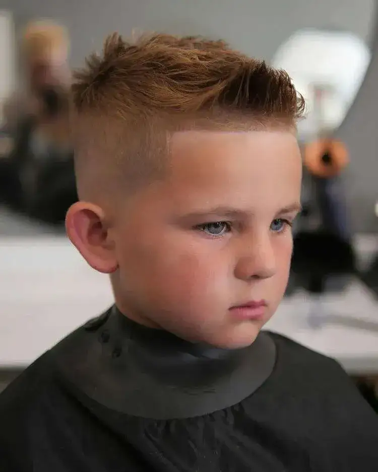 Fajne fryzury dla chłopaka: 7 modnych stylów i porad