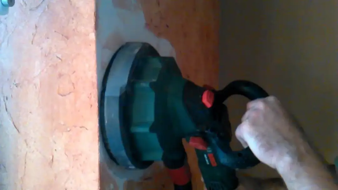 Jak usunąć tynk dekoracyjny bez uszkadzania ściany – sprawdzone metody