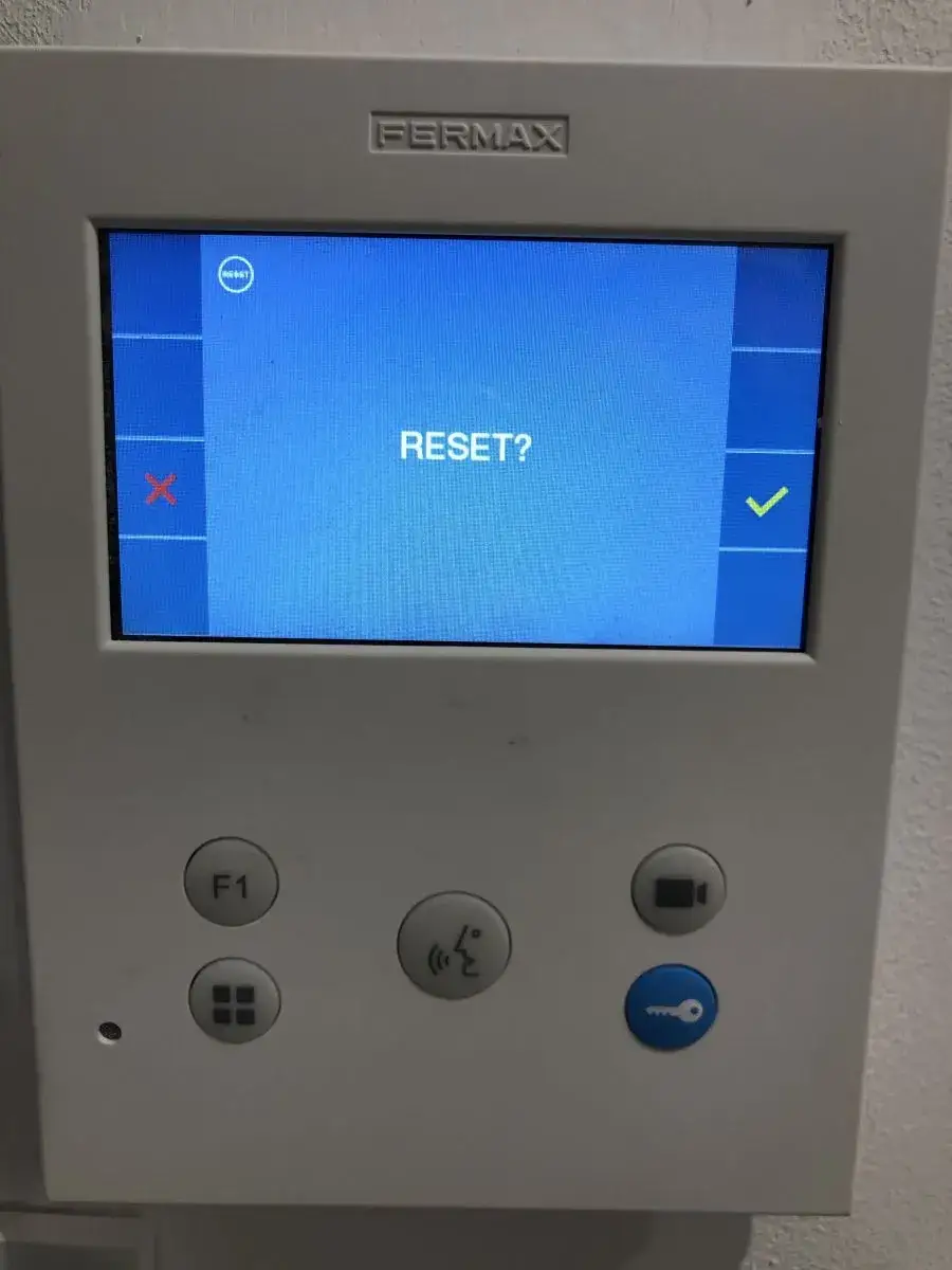 Jak wpisać kod do domofonu Fermax: Prosty poradnik krok po kroku