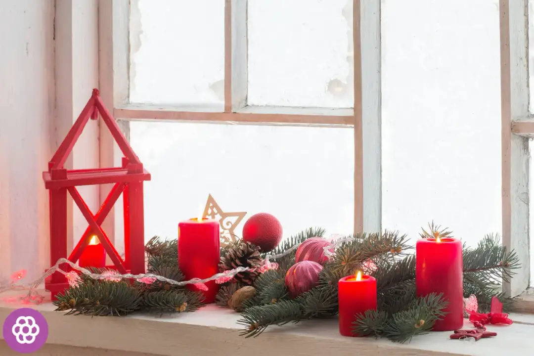 Jak ozdobić parapet na święta: 7 pomysłów na magiczną dekorację