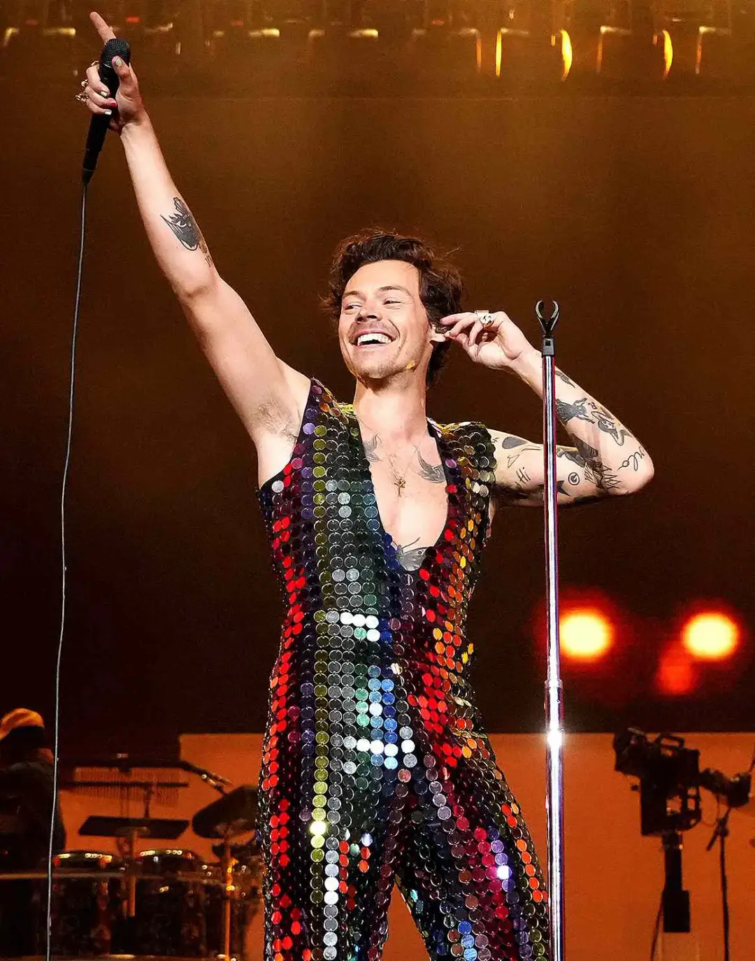 Outfit na koncert Harry Styles: 7 stylowych inspiracji dla fanów