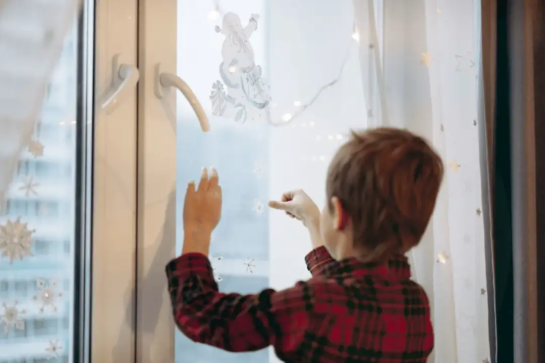 Jak odkleić naklejkę z szyby okna bez uszkodzeń - skuteczne metody