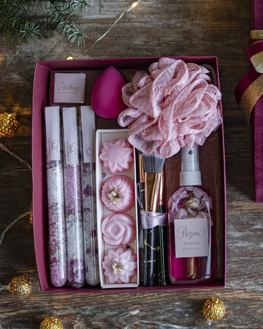 Najlepsze pomysły na prezent dla mamy pod choinkę, które ją zachwycą