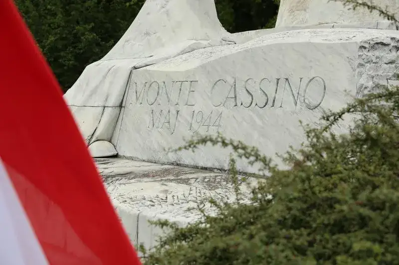 Krzyż pamięci: symbol heroizmu i poświęcenia dla Polski