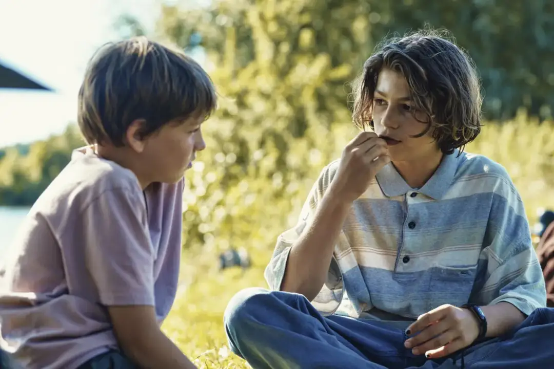 Young Hearts: Wnikliwa recenzja filmu o miłości i dorastaniu w LGBTQ+