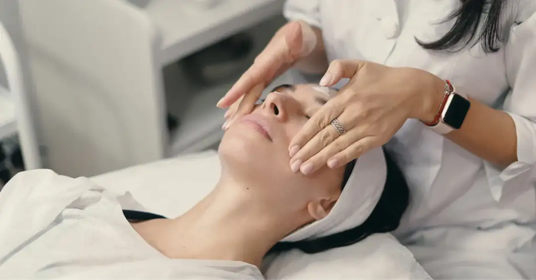 Oczyszczanie wodorowe czy mikrodermabrazja – który zabieg jest lepszy?