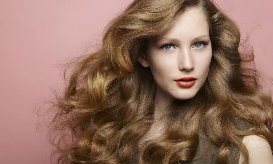 Jak zagęścić włosy damskie: 10 skutecznych sposobów na gęstą fryzurę