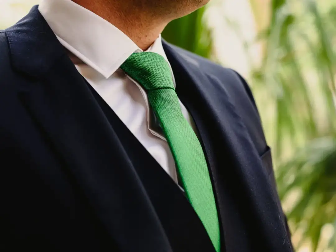 Jak dobrać krawat do granatowego garnituru - 5 sprawdzonych porad