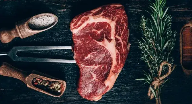 Jaka wołowina na grilla: najlepsze kawałki dla soczystych steków