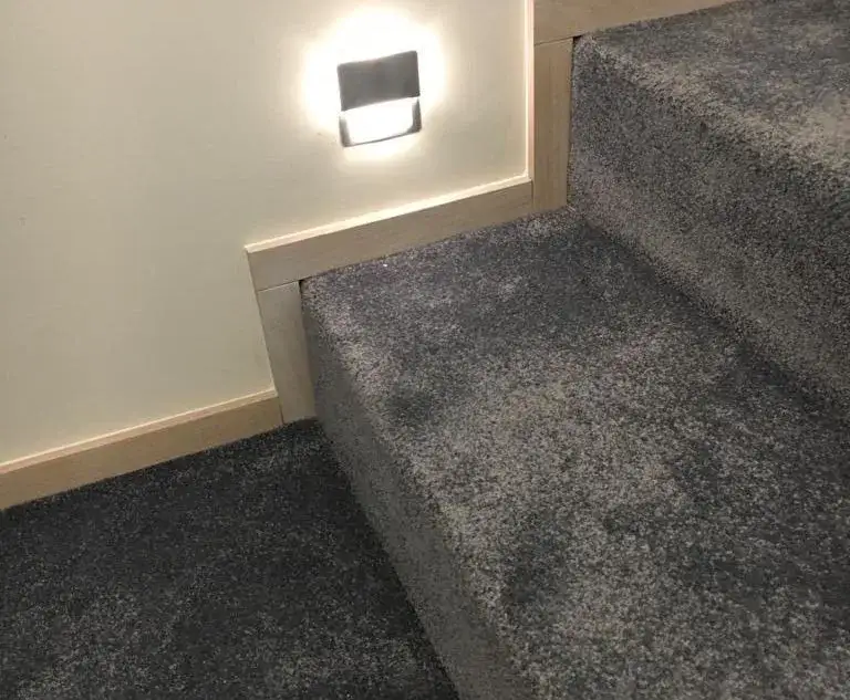 Idealna wykładzina na schody: bezpieczna, trwała i elegancka w każdym domu