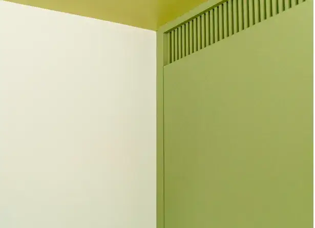 Okleina naturalna czy sztuczna? Przewodnik po najnowszych trendach i wykończeniach drzwi