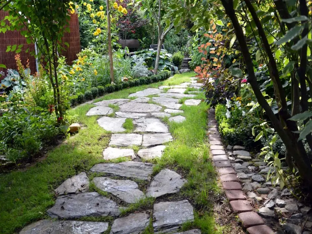 Najlepsze pomysły na ścieżkę w ogrodzie: materiały, rośliny i dekoracje
