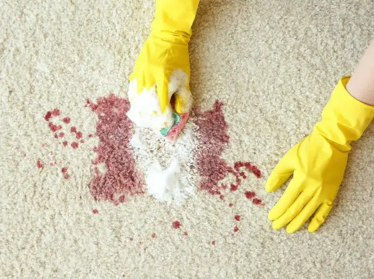 Skuteczne sposoby na to, czym zmyć krew z kanapy bez uszkodzeń