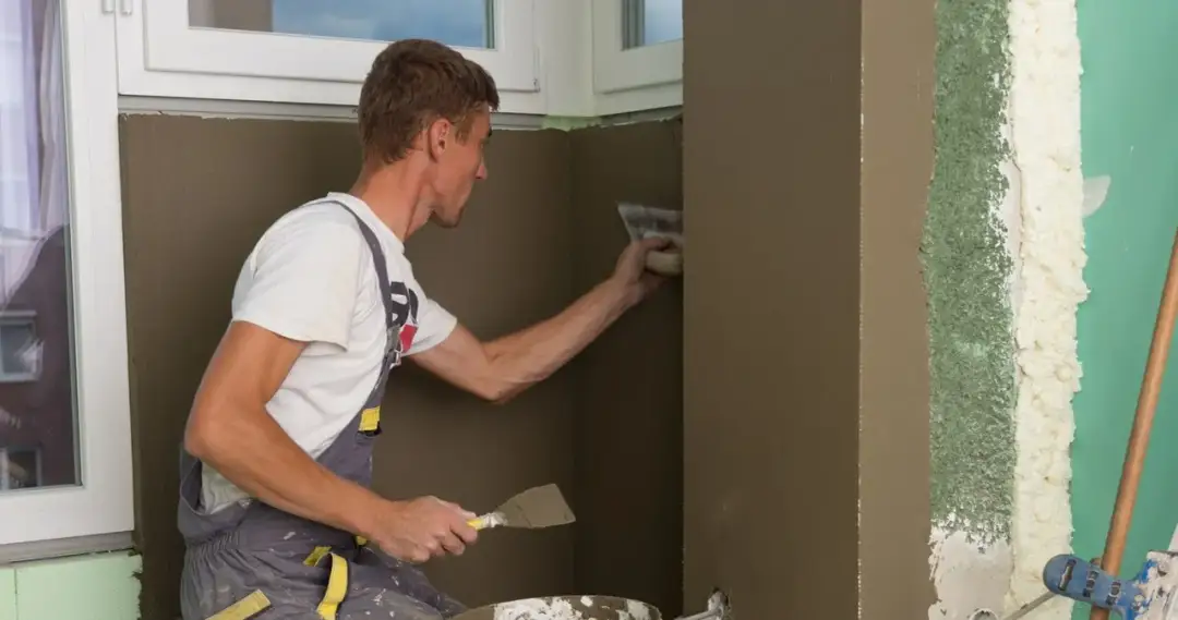 Jak wyrównać ściany w drewnianym domu - skuteczne metody i porady