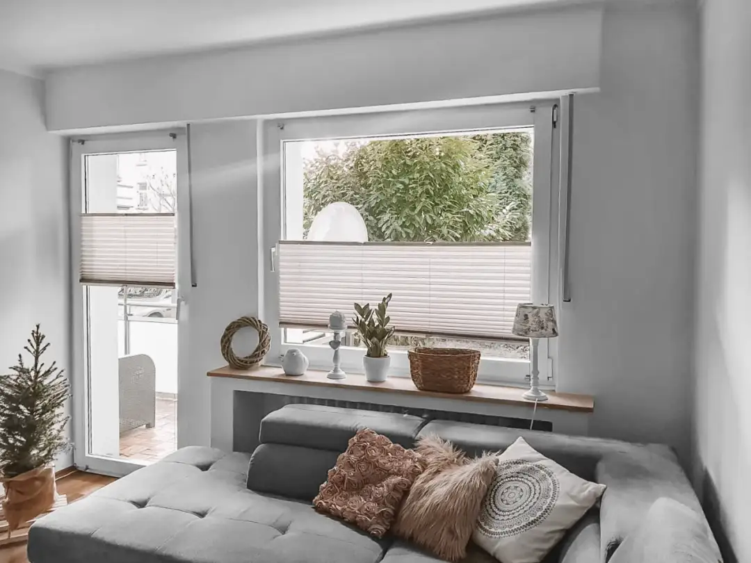 Jakie plisy do salonu wybrać? Poznaj najlepsze rozwiązania