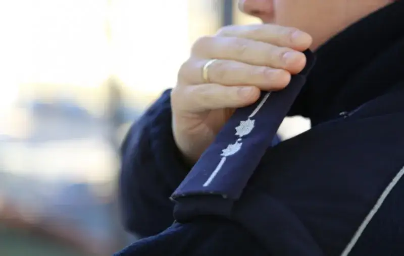 Jak zostać oficerem policji po studiach cywilnych: kompletna ścieżka kariery