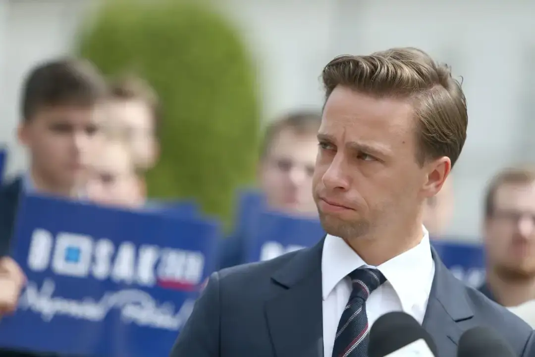 Krzysztof Bosak – ile ma poparcia i co to oznacza dla jego przyszłości?