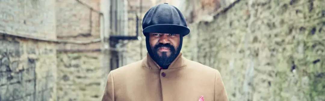 Dlaczego Gregory Porter nosi czapkę? Ciekawe powody i znaczenie stylu.