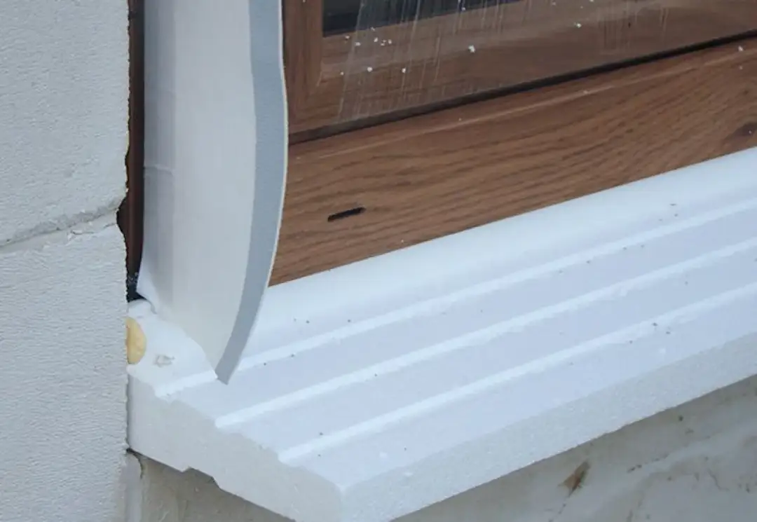 Ciepłe parapety: czy warto inwestować? Zalety i wady rozwiązania