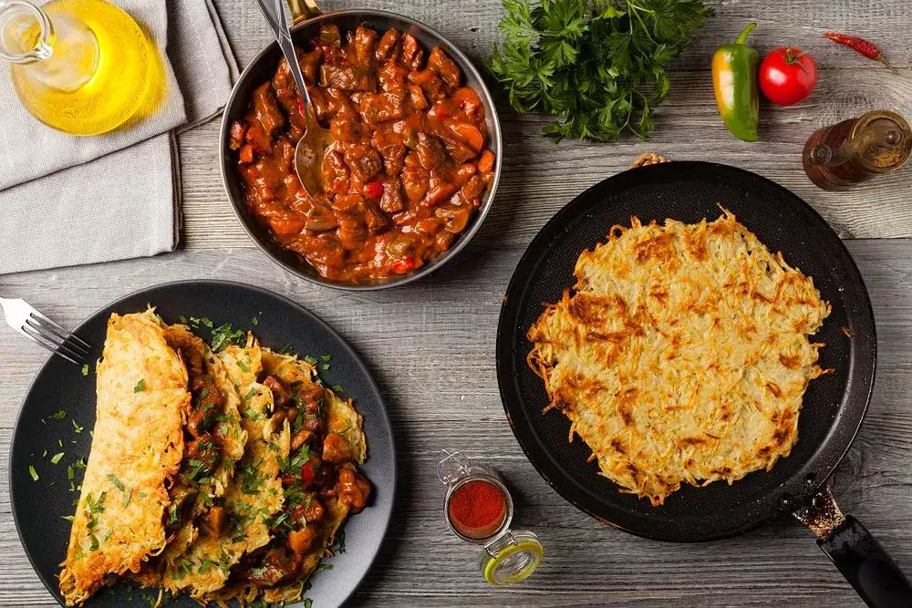 Jak się robi placek po węgiersku - prosty przepis na pyszne danie