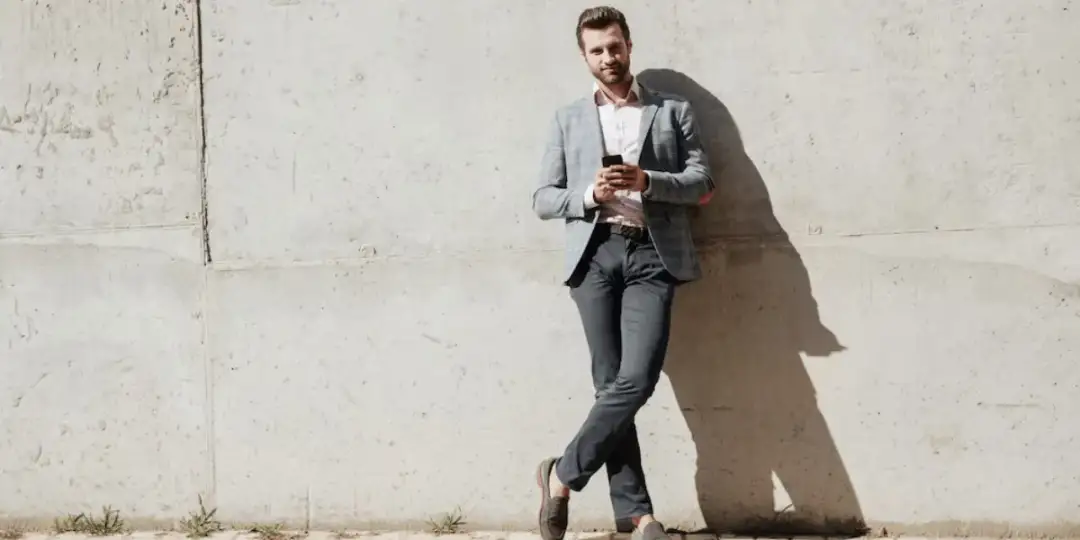 Jakie kolory koszul do szarych spodni sprawią, że wyglądasz lepiej?