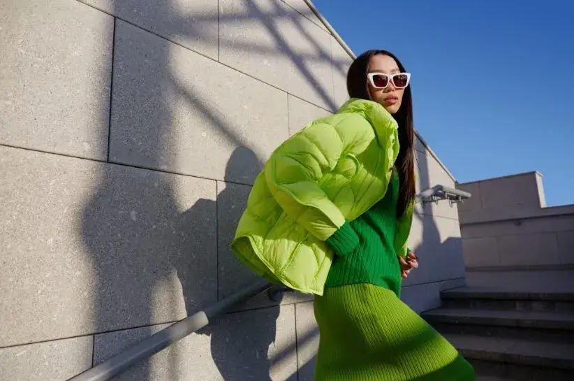 Jaką bluzkę do zielonej spódnicy wybrać, aby zachwycić stylem?