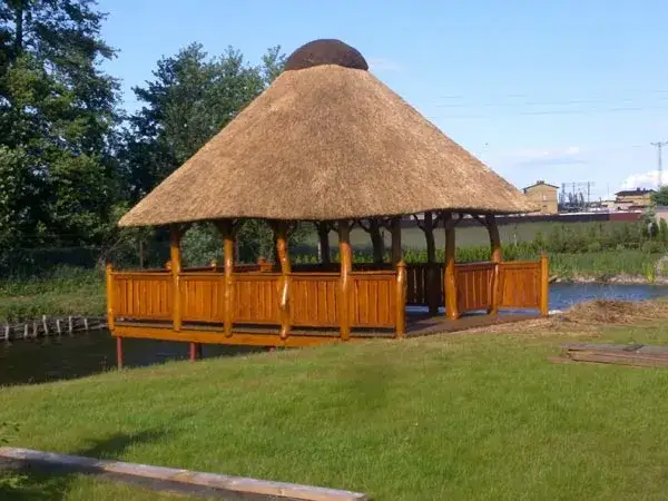 Strzecha na dach: jak zrobić, zalety i wady tradycyjnego pokrycia