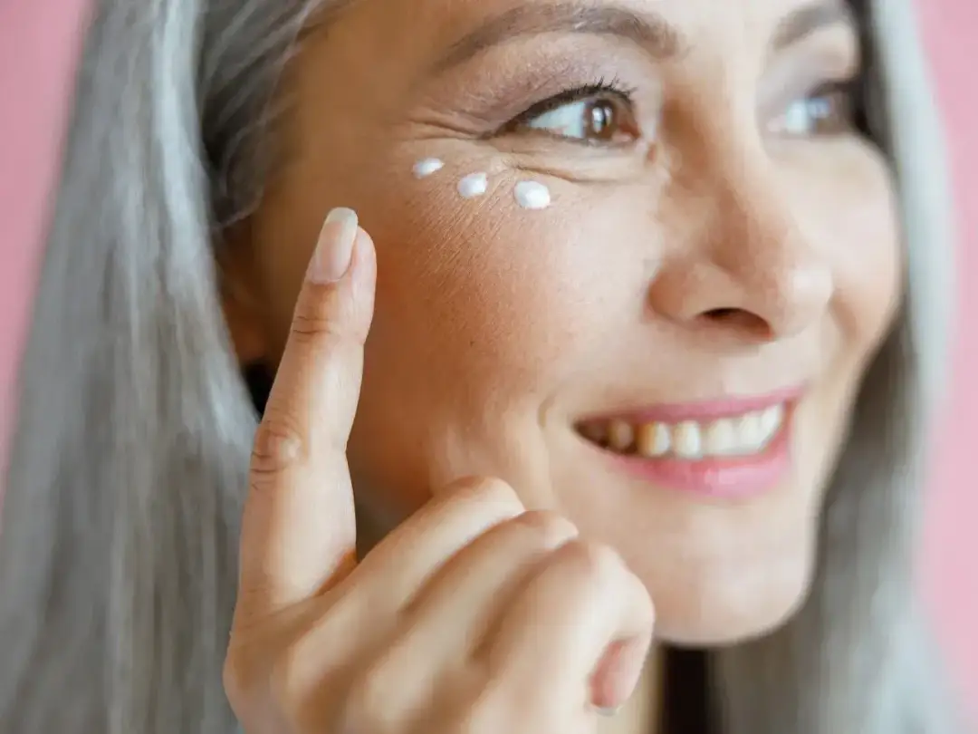 Jaki korektor pod oczy po 50, aby ukryć zmarszczki i cienie?