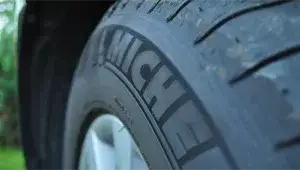 Ile waży opona z felgą 16 cali? Sprawdź wagę różnych modeli i typów!