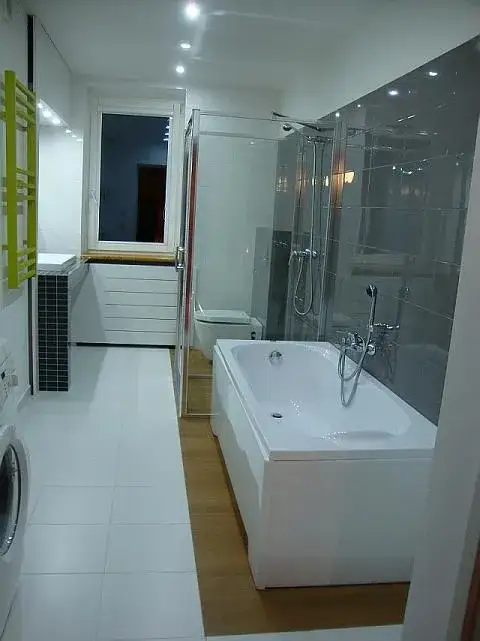 Jak urządzić łazienkę w kształcie prostokąta, by nie stracić miejsca?