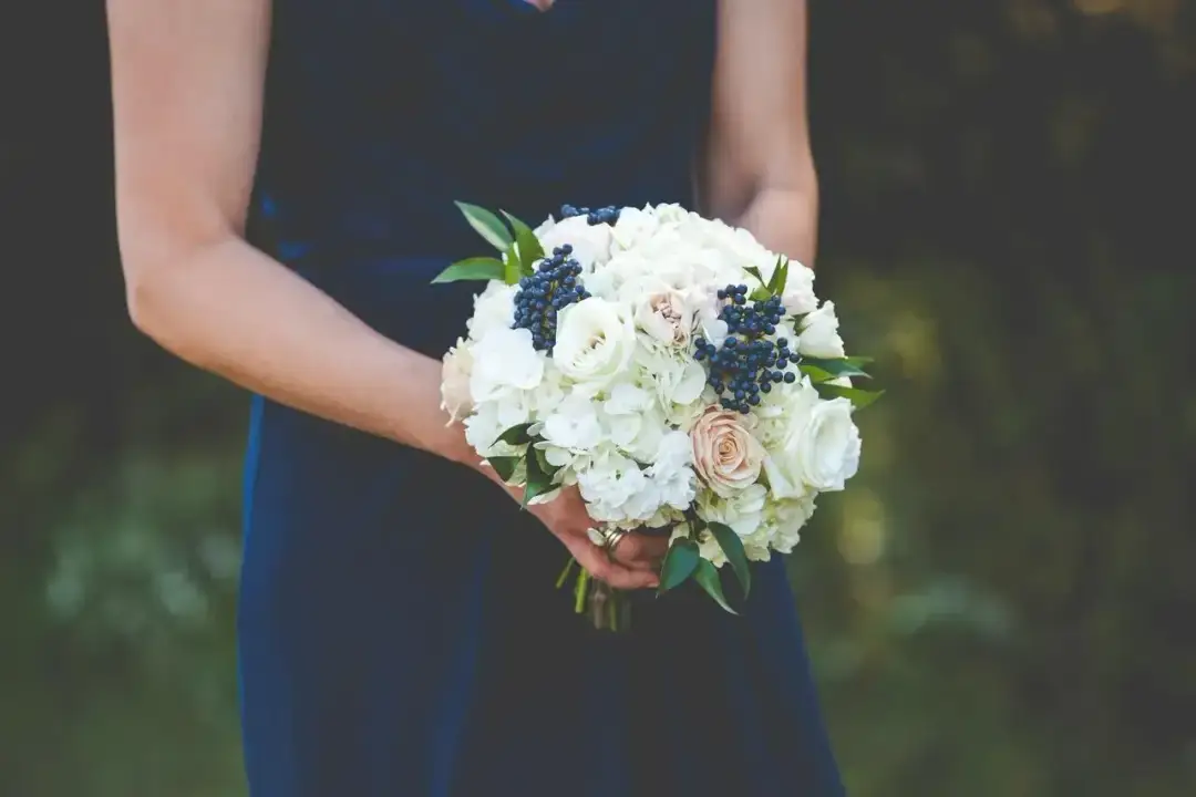 Jakie dodatki do granatowej sukienki na wesele, aby olśnić gości?