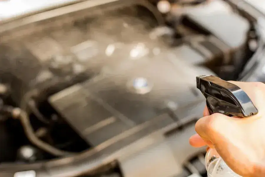 Jak wyczyścić silnik bez ryzyka uszkodzenia - krok po kroku