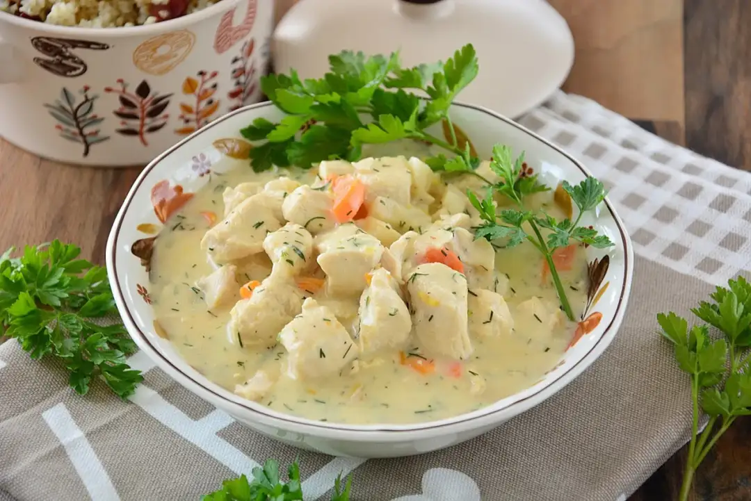 Jak zrobić potrawkę z kurczaka w sosie - prosty przepis krok po kroku