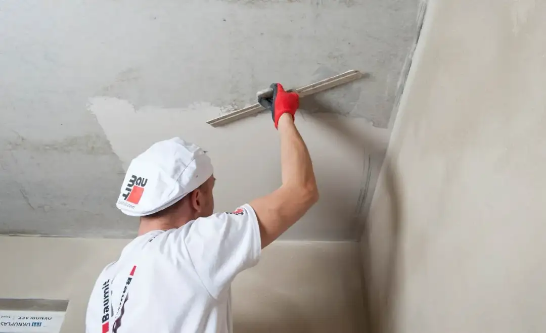 Jak malować ściany po gładzi, by uniknąć nierówności i smug?