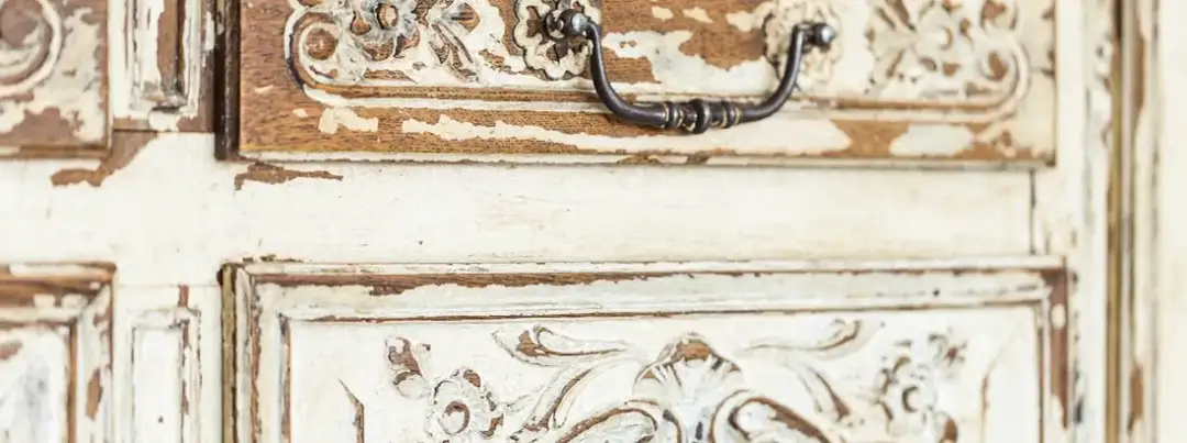 Jak postarzać meble domowymi sposobami: 8 skutecznych technik DIY