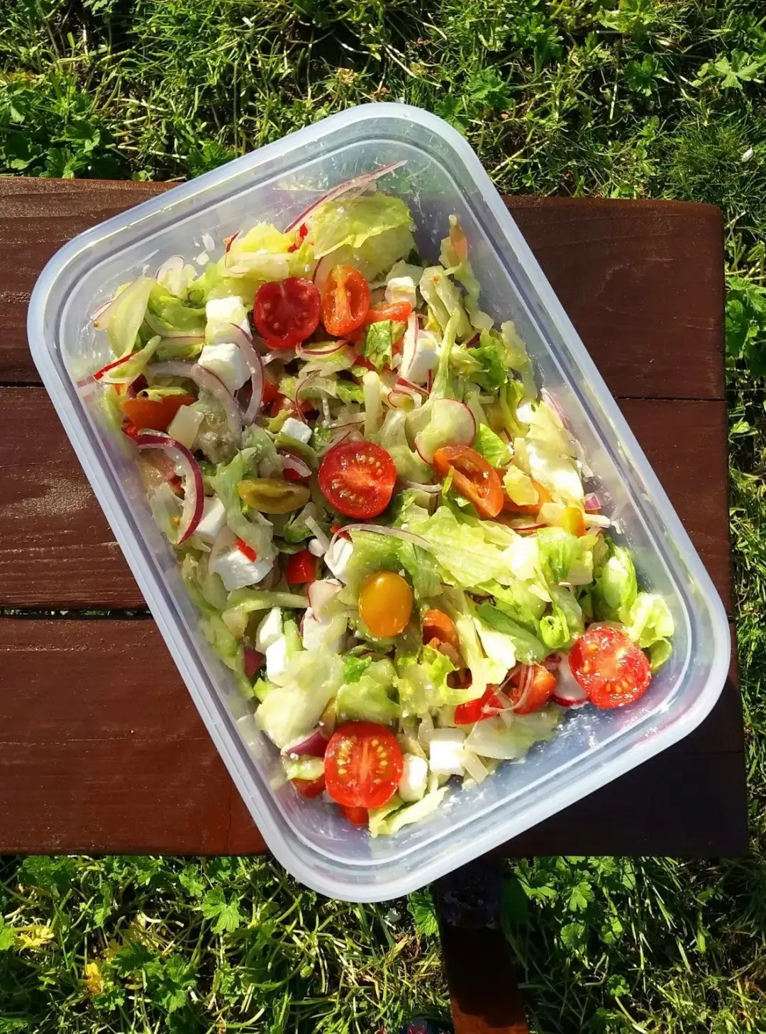 Pyszne sałatki do grilla, które zachwycą każdego gościa na letnim przyjęciu