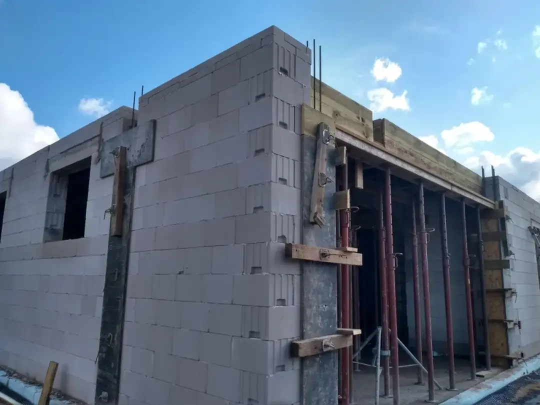 Jak długo trzymać beton w szalunku, aby uniknąć problemów z wytrzymałością?