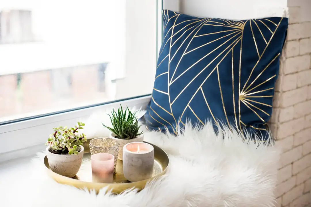 Jak ozdobić parapet w salonie: 5 pomysłów na wyjątkowe dekoracje