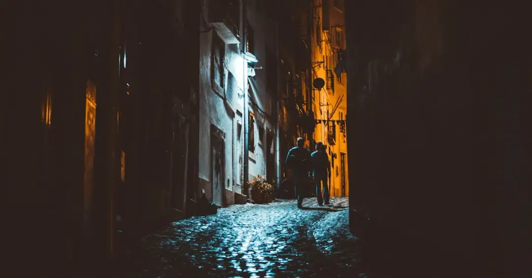 Czy filmy noir zmieniają nasze postrzeganie finansów?